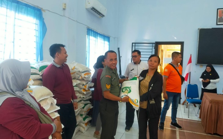 Babinsa Laksanakan Pemantauan dan Pengamanan Penyaluran Bantuan Cadangan Pangan 