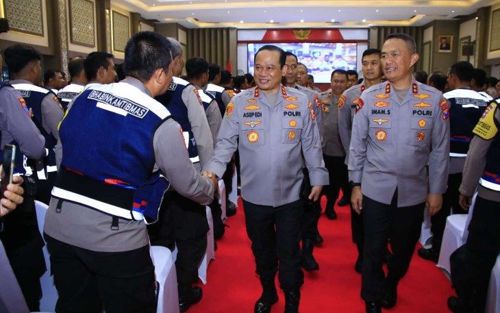 Kapolda Jatim Irjen Pol Imam Sugianto mendampingi Kaos NCS Irjen Pol Asep Edi Suheri