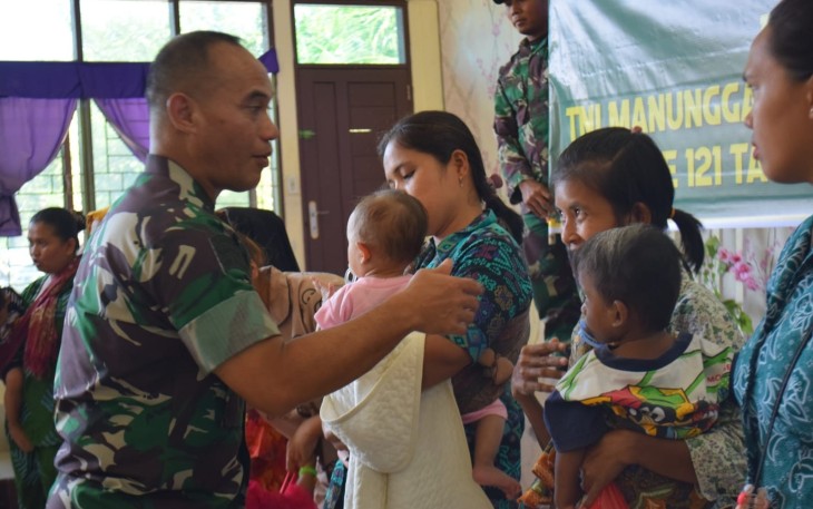 Brigjen TNI  Heri Susanto Sempatkan  Membagikan Bantuan Makanan Tambahan ke Ibu Hamil