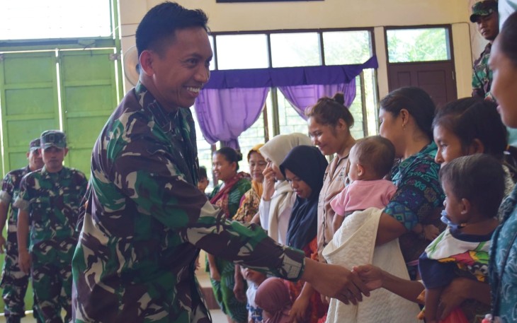 Satgas TMMD Kodim 0204/DS saat kegiatan pemberian bantuan makanan tambahan kepada Ibu dan Balita.