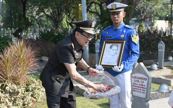 Menkumham Ziara dan Tabur Bunga di Taman Makam Pahlawan Nasional Kalibata.