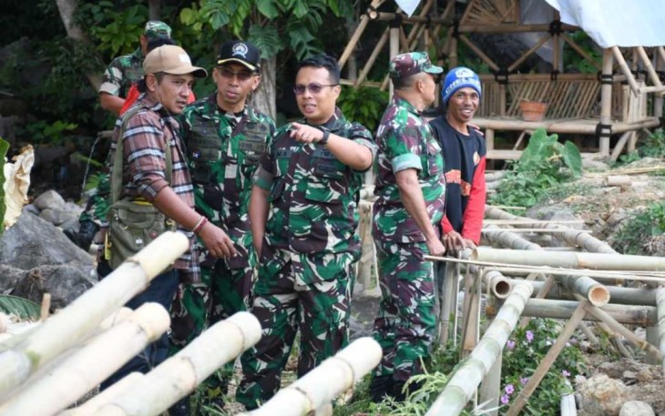 Danrem 081/DSJ Kolonel Inf Rama Pratama saat meninjau program pipanisasi 