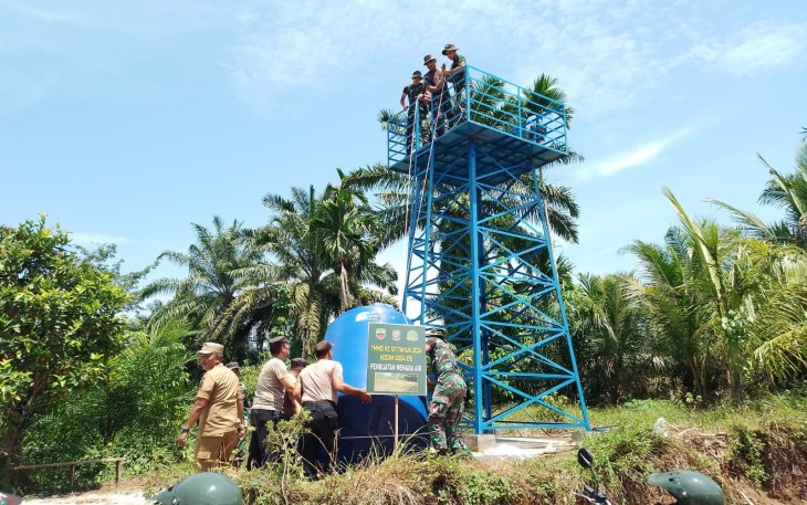 Personil Satgas bersama warga kerjakan pemasangan menara pompa hidram di Lokasi TMMD Kodim 0204/DS 