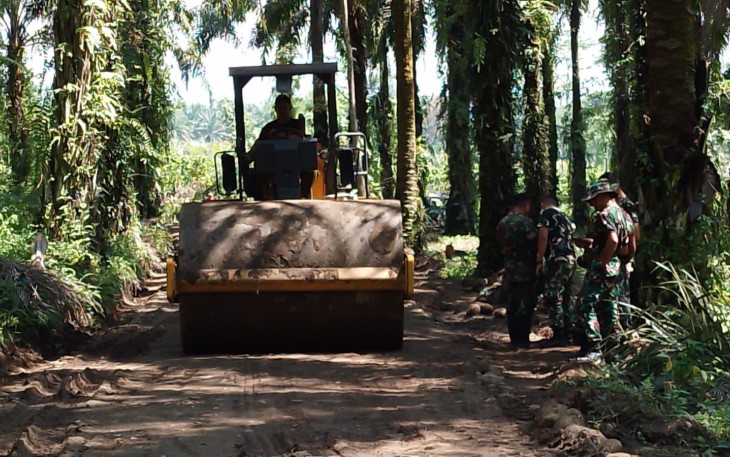 Satgas TMMD berhasil melakukan perkerasan jalan dengan sirtu.