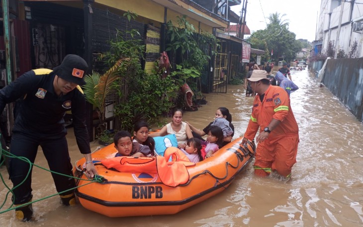 Tim gabungan evaluasi warga terdampak banjir, Jumat (9/8). Sumber foto: BPBD Kota Balikpapan