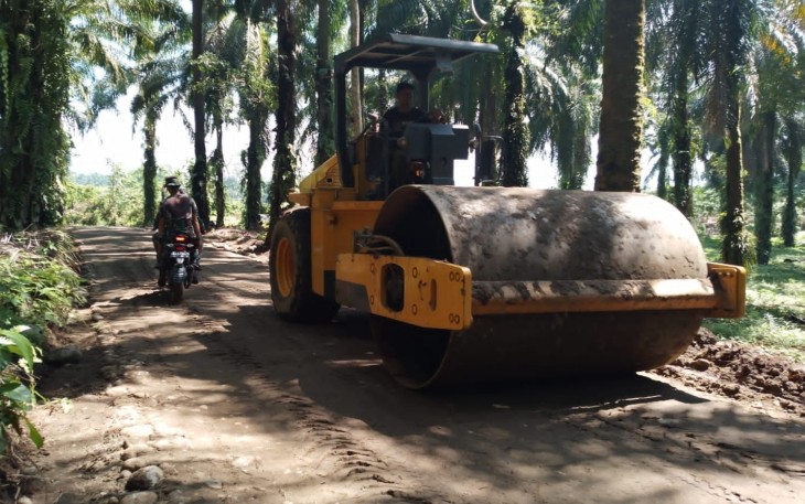 Satgas TMMD Operasikan Alat Berat.