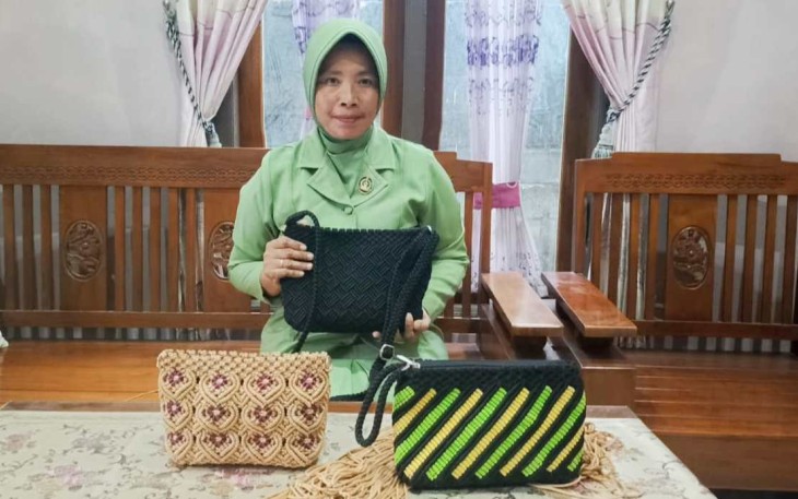 Wiji Utami istri Danramil 0808/17 Bakung dengan hasil karyanya