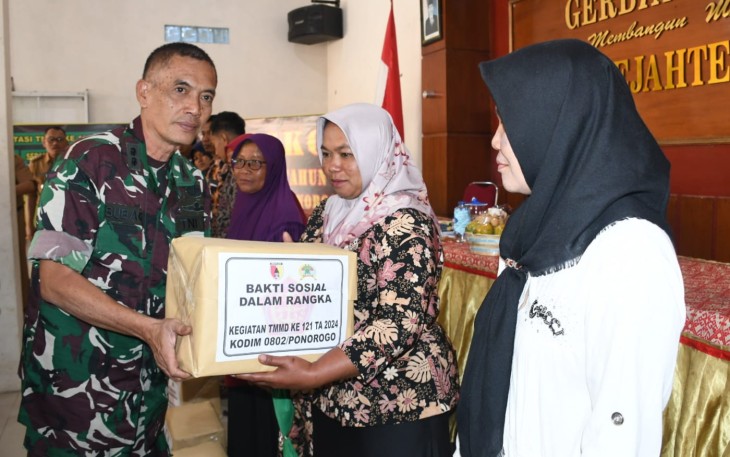 Kasiter Rem 081/DSJ Letkol Inf Subagya memberikan bansos di lokasi TMMD Ke-121 Kodim Ponorogo 