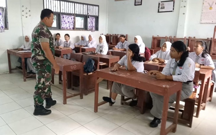 Babinsa Koramil 0204-21/Tiga Juhar menjadi Tenaga pendidik sementara di SMA Negeri Tiga Juhar