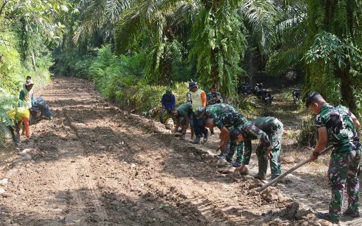 Satgas TMMD melanjutakan pekerjaan jalan usaha tani.