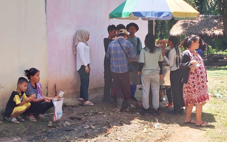 Pedagang di lokasi TMMD kian bertambah penghasilan.
