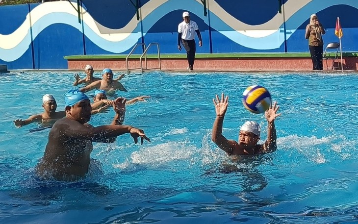 Tim Diskominfo Karanganyar melawan tim Disdikbud Karanganyar dalam lomba polo air antar OPD, di kolam renang Intanpari Karanganyar, Selasa (13/8/2024)
