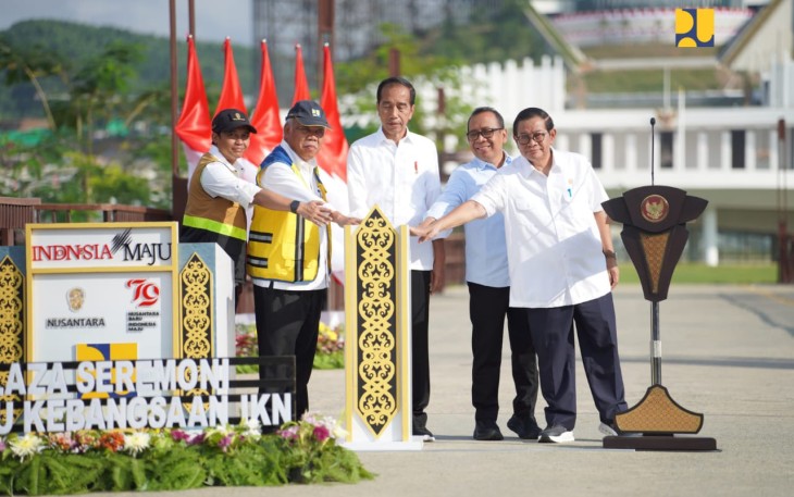 Presiden Joko Widodo saat meresmikan Plaza Seremoni Sumbu Kebangsaan IKN 