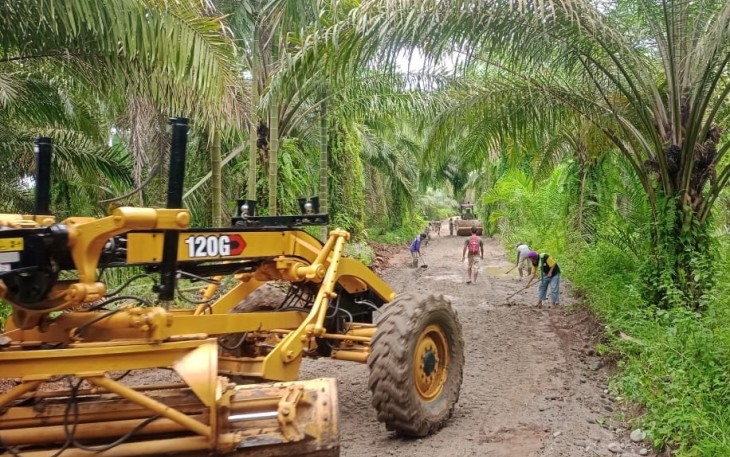 Proses pengerjaan jalan di Lokasi TMMD