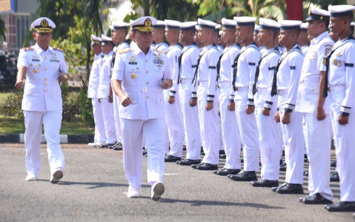 Dankodikdukum Kodiklatal Laksma TNI Dr Taufik Arief saat inspeksi pasukan 