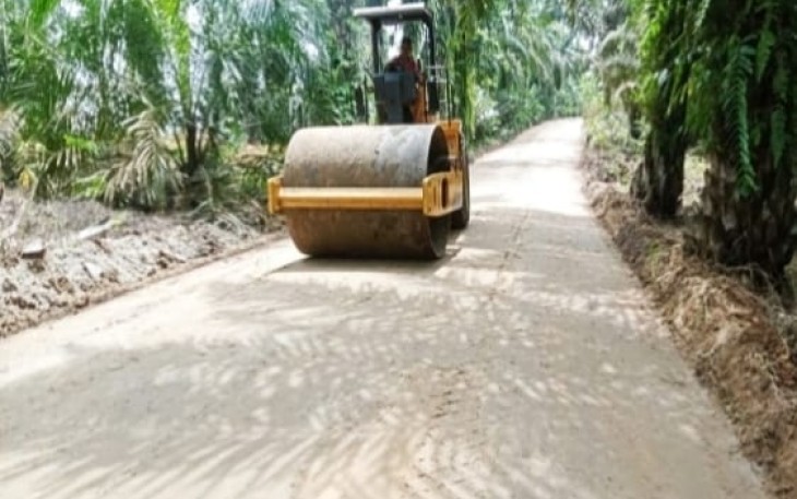 Satgas TMMD kerjakan yang Masih tersisa pengerjaan pengerasan badan jalan di Lokasi TMMD 