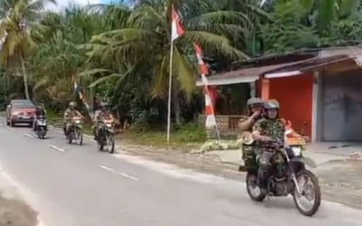 Sejumlah Personil Babinsa Berkeliling Sosialisasikan Pilkada Serentak