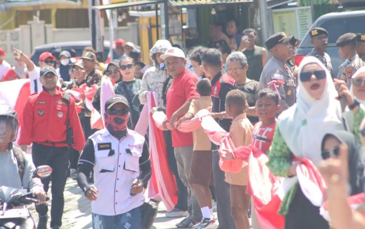 Rekor dunia membentangkan bendera 13.270 meter 