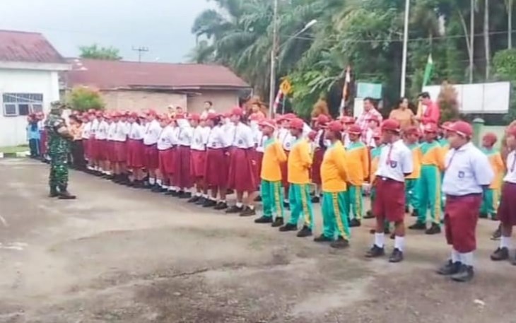 Serka Sunar Memberi Wejangan kepada Siswa Sekolah Dasar.