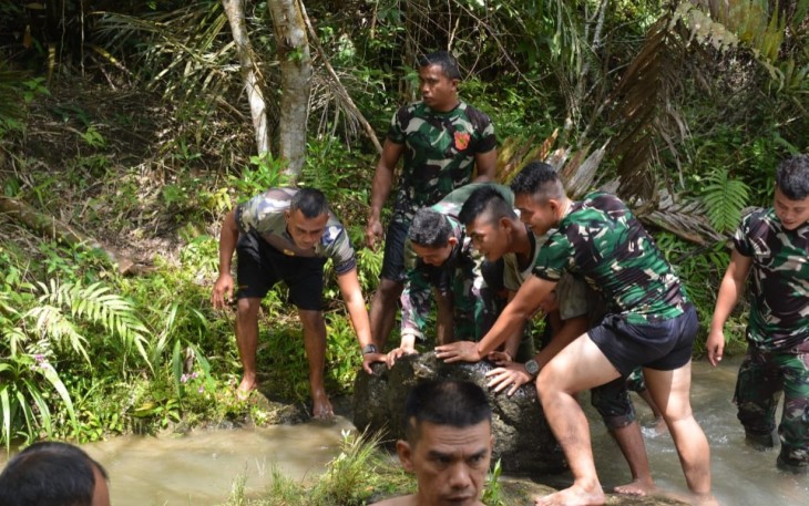 Satgas TMMD Perbaiki Penghubung Pipa Kolam Penampungan ke Pompa Hidram