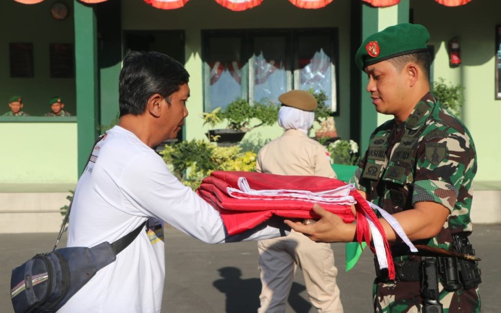 Dandim 0807/Tulungagung Letkol Kav Mohammad Nashir saat menyerahkan bendera merah putih