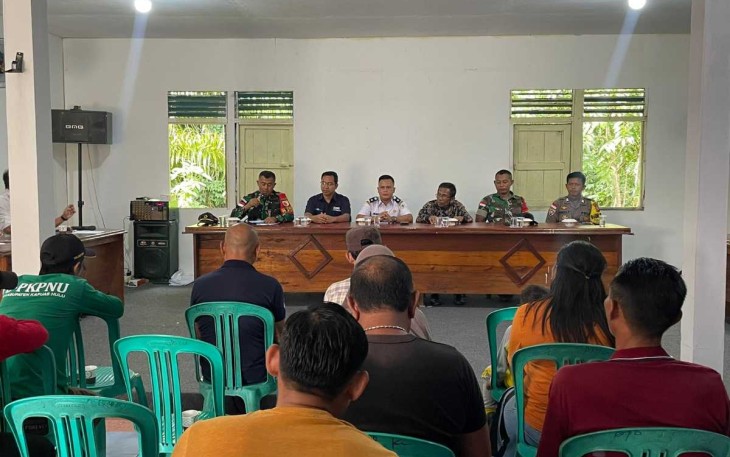 Personel satgas Yonzipur 5/ABW saat mengikuti rapat pembentukan panitia hari Kemerdekaan di perbatasan, Jum'at (16/8)
