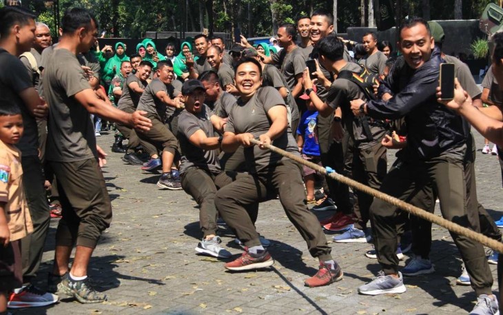 Lomba tarik tambang meriahkan HUT Kemerdekaan RI ke-79