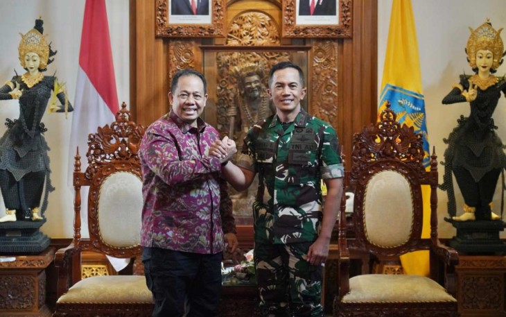 Pangdam IX/Udy Mayjen TNI Bambang Trisnohadi bersama Gubernur Bali