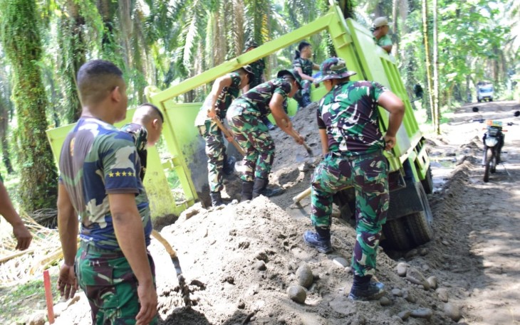 Truk pengangkut material terperosok di Lokasi TMMD