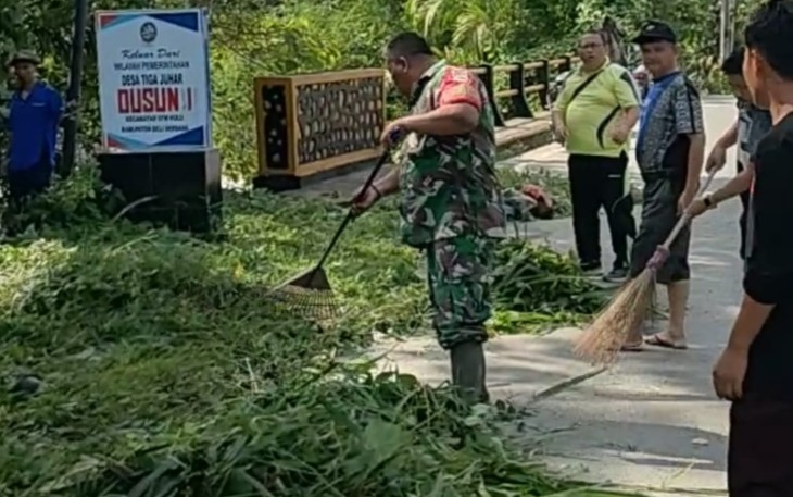 Satgas TMMD Kodim 0204/DS Giat Bersihkan Lingkungan Bersama Warga.