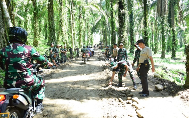 Pawas TMMD ke-121 TA 2024 Kodim 0204/DS Tinjau ke Lokasi Progres Perkerasan Jalan Desa Sumbul.