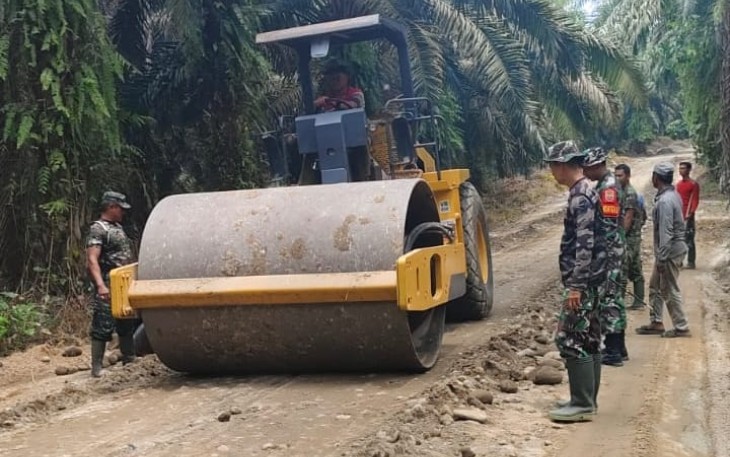 Operasional Alat Berat di Lokasi TMMD Mengerjakan Pengerasan Jalan.