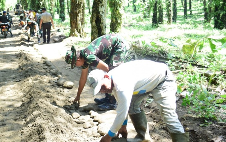Personil TMMD Bersama Warga Memantapkan Kondisi Jalan Sepanjang 3.400 Meter di Desa Sumbul.
