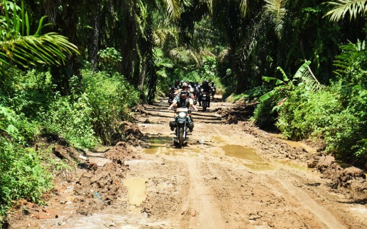 Kondisi Jalan yang Masih Belum Dilakukan Perkerasan di Lokasi TMMD Sejauh 200 Meter Lagi.