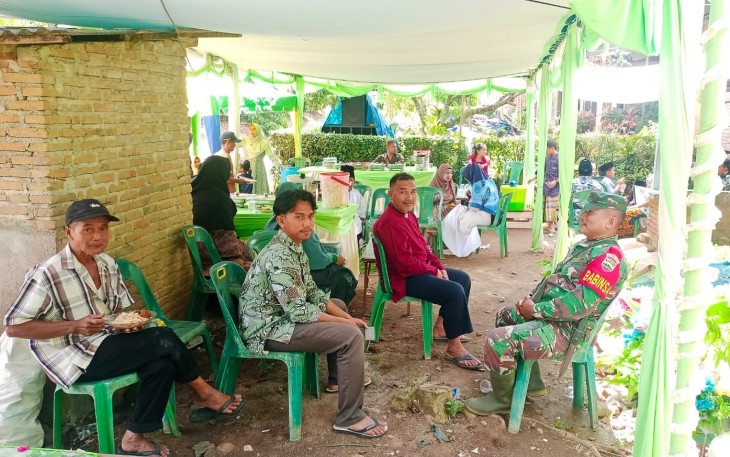 Babinsa Berikan Pengamanan pada Gelaran Hajatan dan Syukuran di HUT RI ke-79 di Desa Rumah Sumbul.