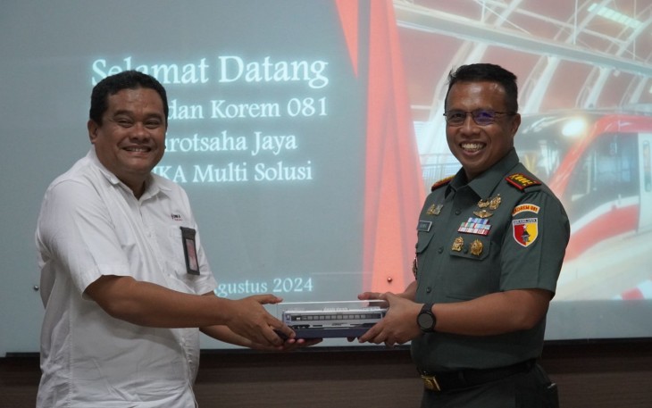 Danrem 081/DSJ Kolonel Inf Rama Pratama saat menerima cenderamata 