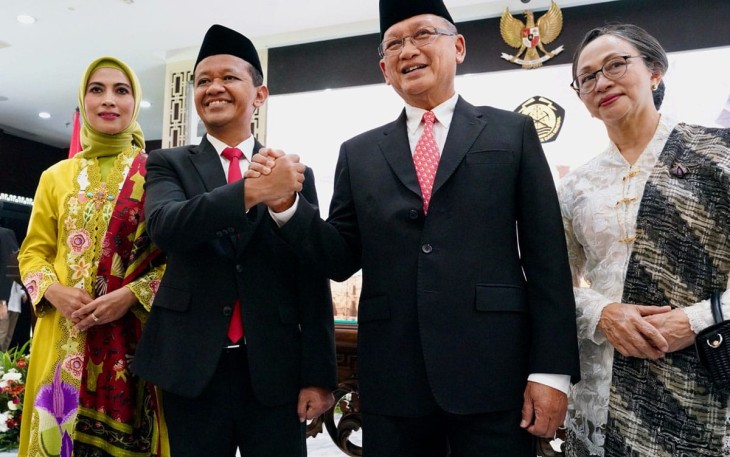 Menteri ESDM Bahlil bersama Arifin Tasrif di Jakarta, Senin (19/8)