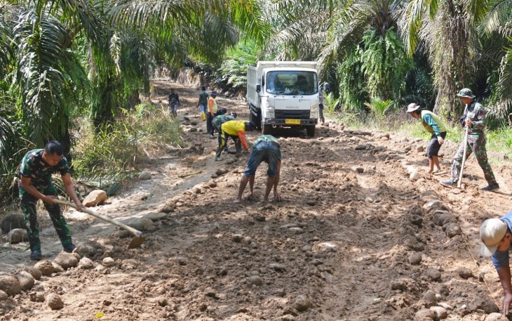 Truk pengangkut material di lokasi TMMD terus beroperasi.