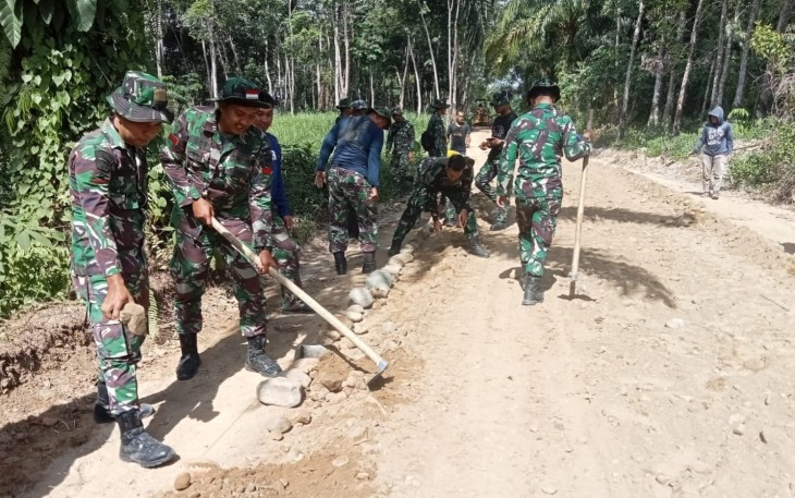 Semangat Satgas TMMD untuk merampungkan pembangunan jalan di Lokasi TMMD.