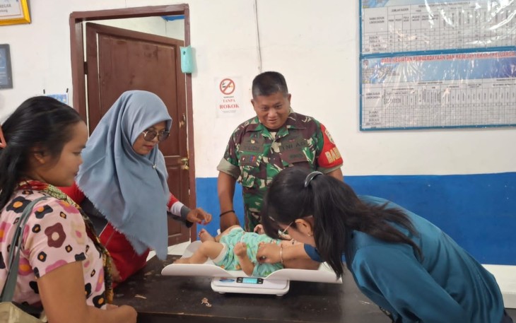 Serka Sunar Memberikan Pendampingan kepada Bulita ke Posyandu.