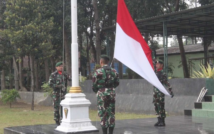 Upacara bendera prajurit Menarmed 2 Kostrad 