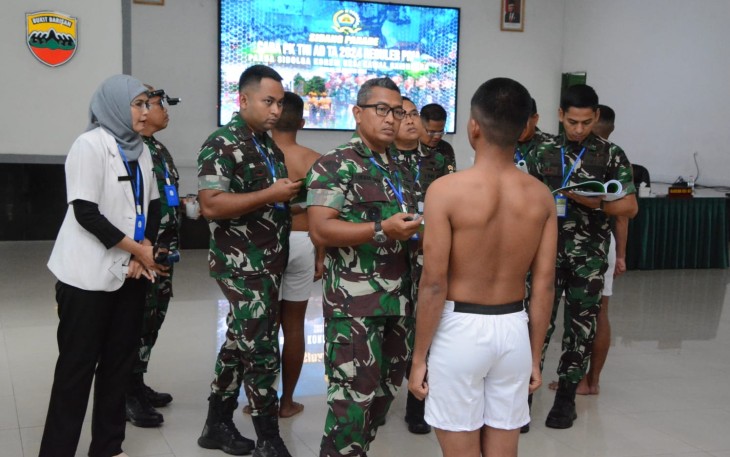 Danrem 023/KS Kolonel Inf Lukman Hakim saat pengecekan kesehatan Caba PK Reguler 