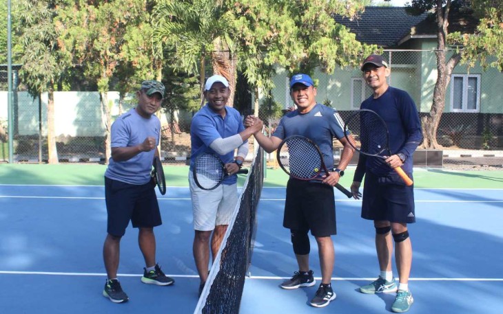 Danmenarmed 2 Kostrad Letkol Arm Siswo Budiarto berjabat tangan dengan Kasdivif 2 Kostrad Brigjen TNI Primadi Saiful Sulun dilapangan tenis Menarmed 2 Kostrad, Selasa (20/8)