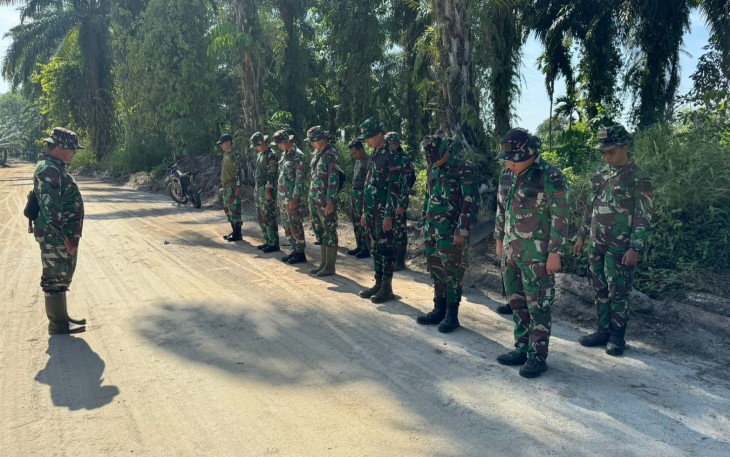 Sejumlah Satgas TMMD Melaksanakan Apel di Lokasi Pembangunan Jalan Desa Rumah Sumbul.
