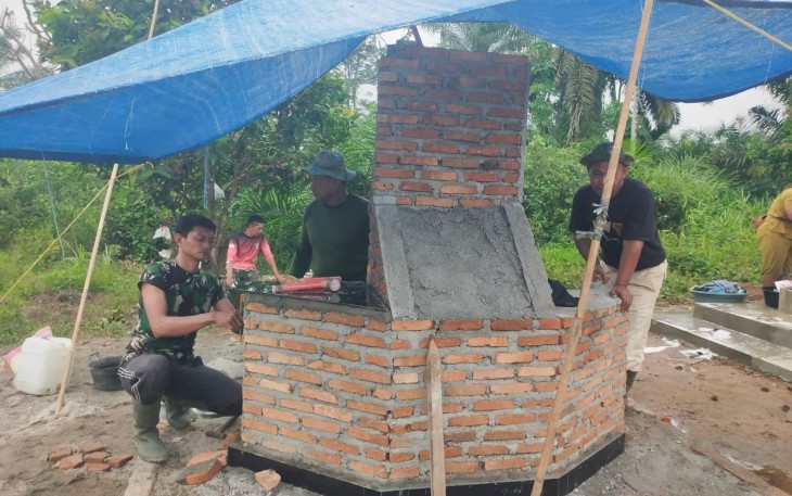 Satgas TMMD Kodim 0204/DS Bangun Tugu Prasasti TMMD ke-121