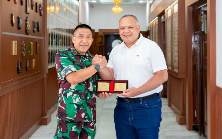 Gubernur Akmil Mayjen TNI R. Sidharta Wisnu Graha saat memberikan cenderamata 
