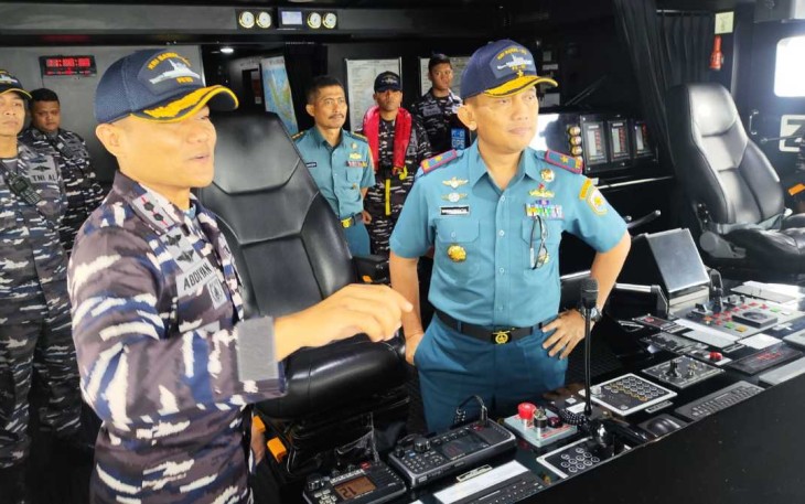 Danguspurla Koarmada III Laksamana Pertama Wawan Trisatya Atmaja saat menerima pemaparan kesiapan KRI Bawal-875