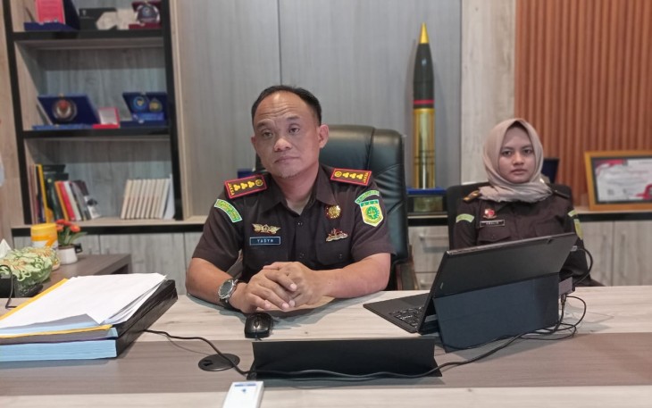 Kajari Bitung Dr Yadyn Palembangan, S.H.,M.H saat melaksanakan Konferensi Pers