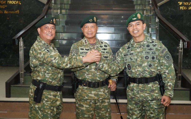 Pangdivif 2 Kostrad Mayjen TNI Anton Yuliantoro foto bersama usai sertijab, Jum'at (23/8)