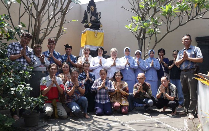 Danlanud Husein Sastranegara Kolonel Pnb Alfian saat foto bersama di pura Widya Dharma, Minggu (25/8)